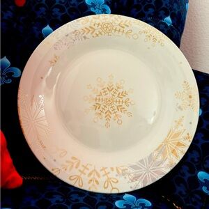 Royal Norfolk snowflake dinner plates